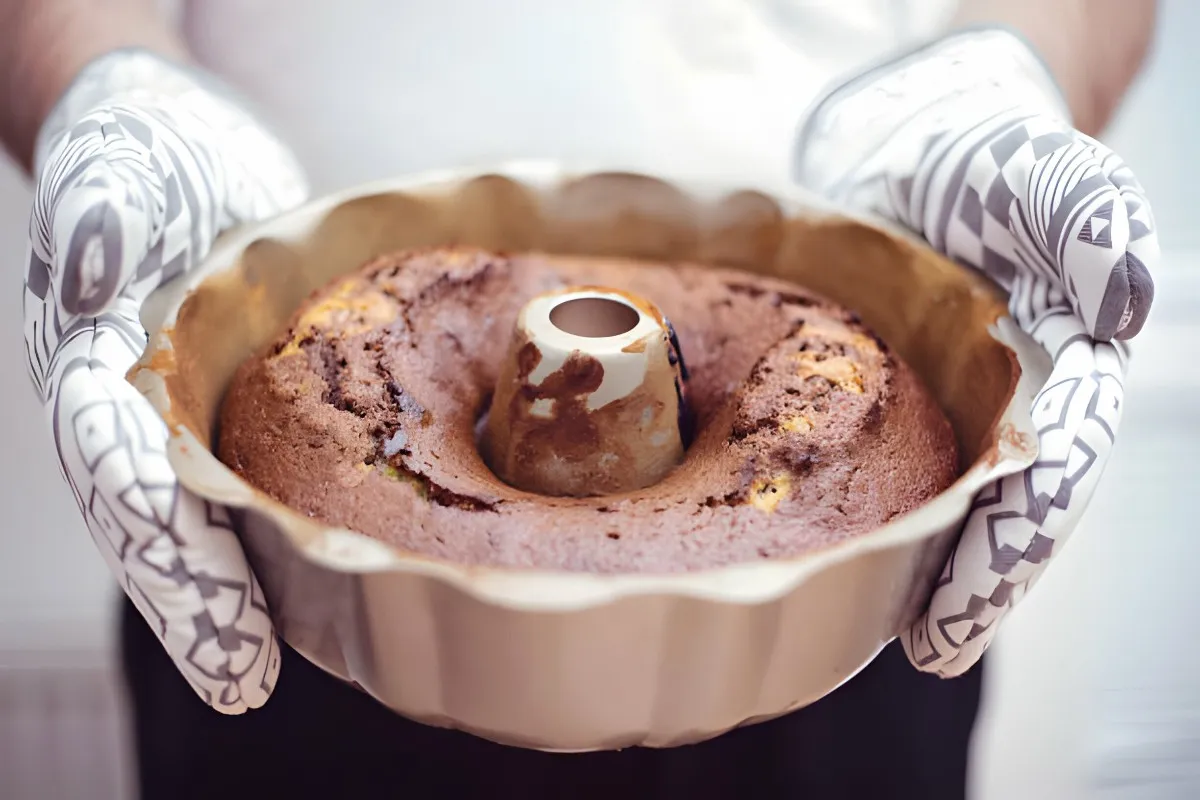 What is the point of a Bundt cake pan?